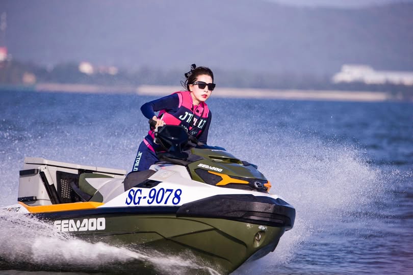ông xã đau lòng quay phim cho bà xã địt với người đàn ông khác