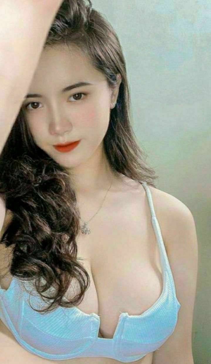 Con đĩ tóc ngắn dùng ngón tay sờ vào âm hộ và liếm một cái "của quý" giả để khiến anh trai muốn quan hệ với cô ta